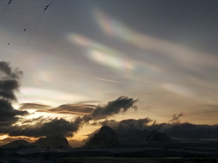 Українські полярники показали рожеві НЛО та перламутрові хмари над Антарктидою. Фото
