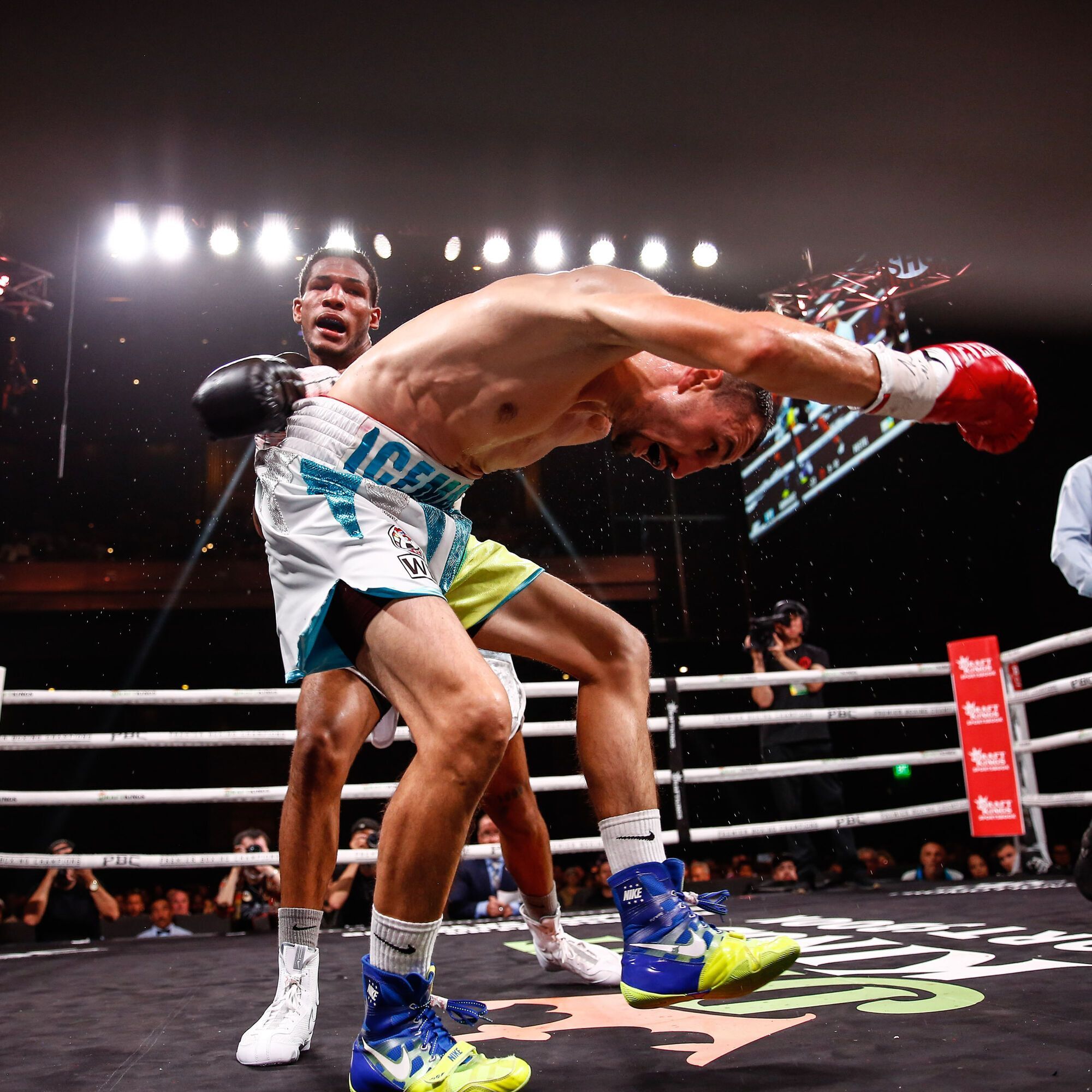 Знаменитый украинский боксер проиграл нокаутом, угодив по ходу боя в нокдаун. Видео