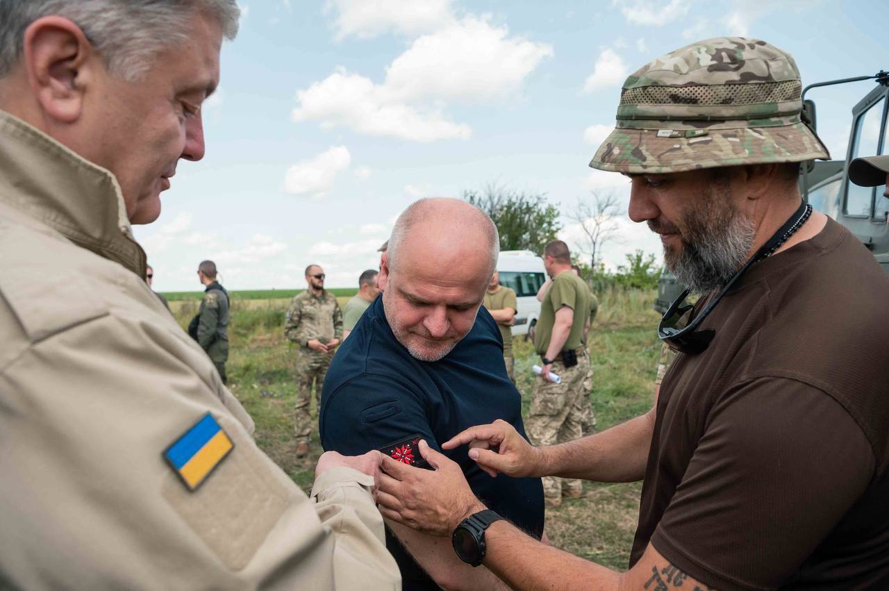 Порошенко с польским депутатом Ковалем приехал на фронт и передал технику бригадам ДШВ. Фото и видео