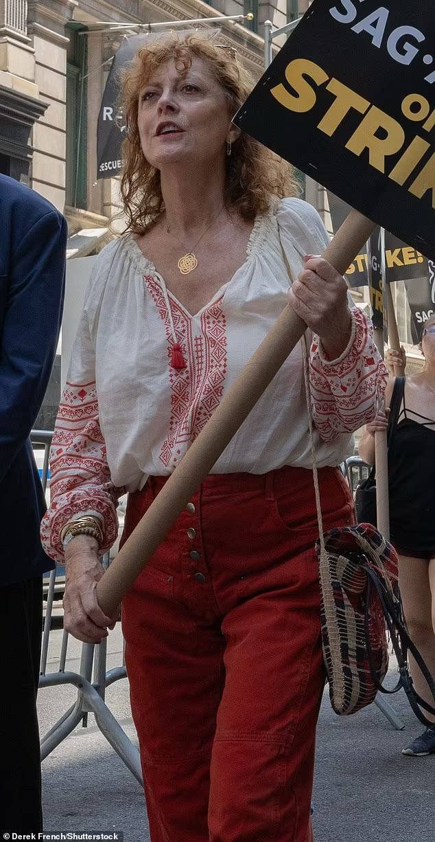 Оскароносная Сьюзен Сарандон вышла на исторические протесты Гильдии киноактеров в вышиванке. Фото