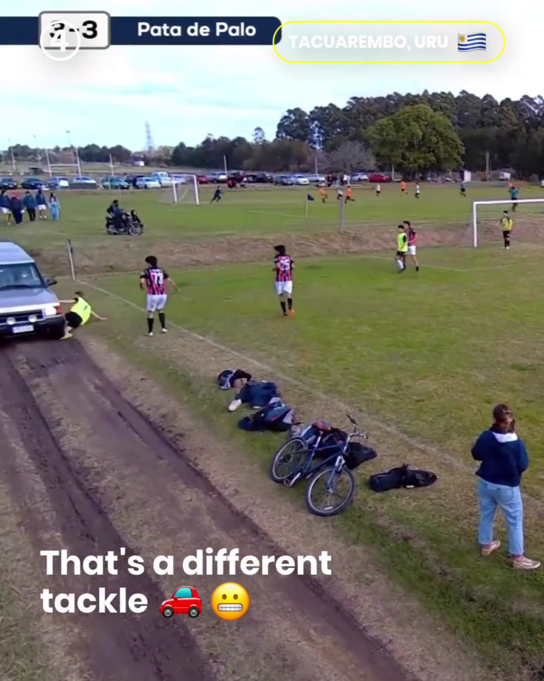 В Уругвае футболист во время матча неожиданно попал под машину. Видео