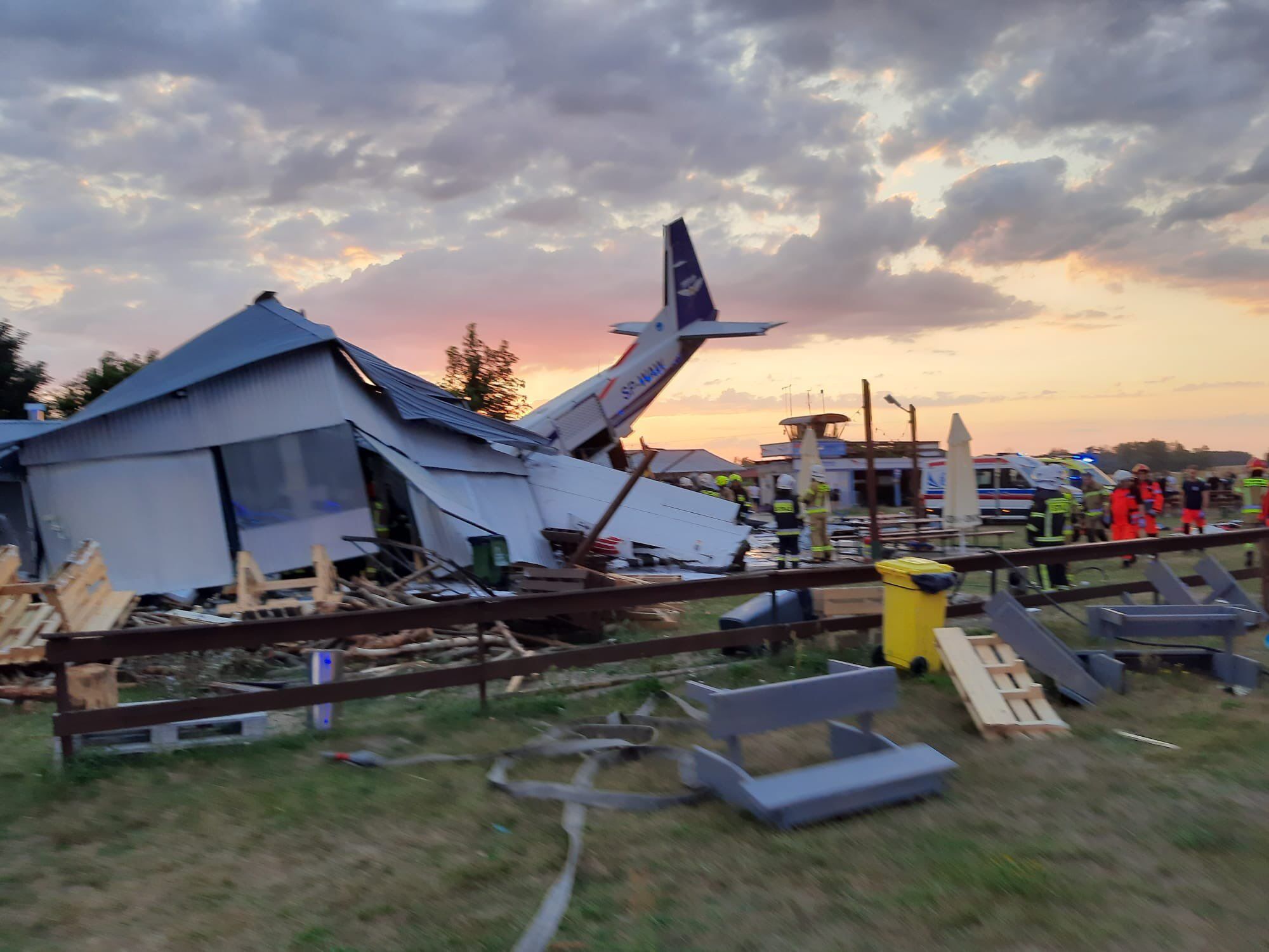 У Польщі літак впав на ангар, де люди ховалися від дощу: є жертви і постраждалі. Фото