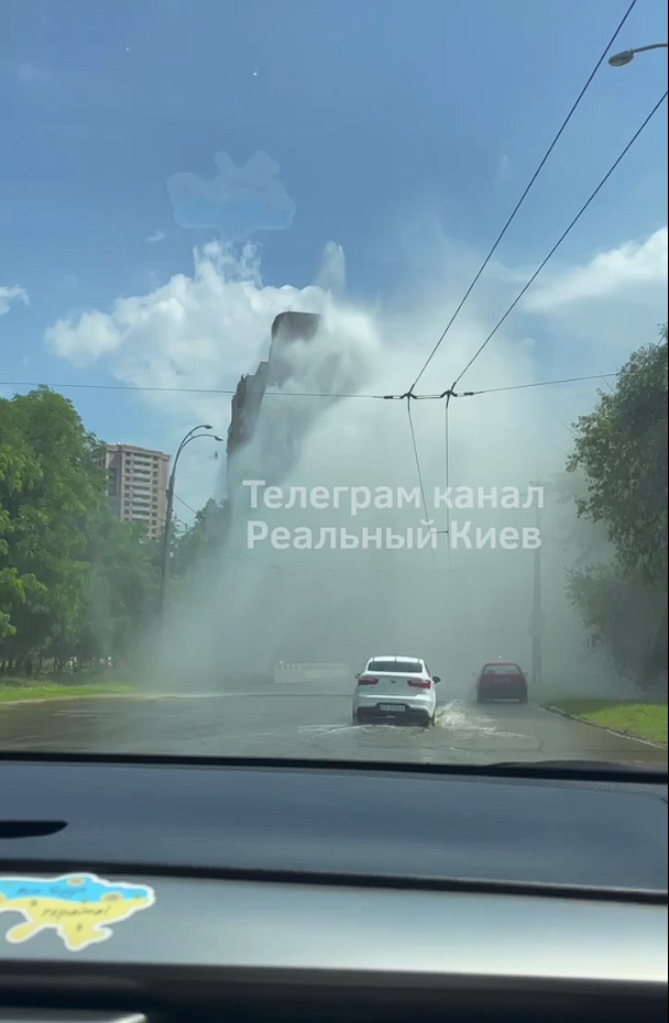 В Киеве из-за прорыва трубы посреди улицы образовался фонтан высотой до 20 метров. Видео