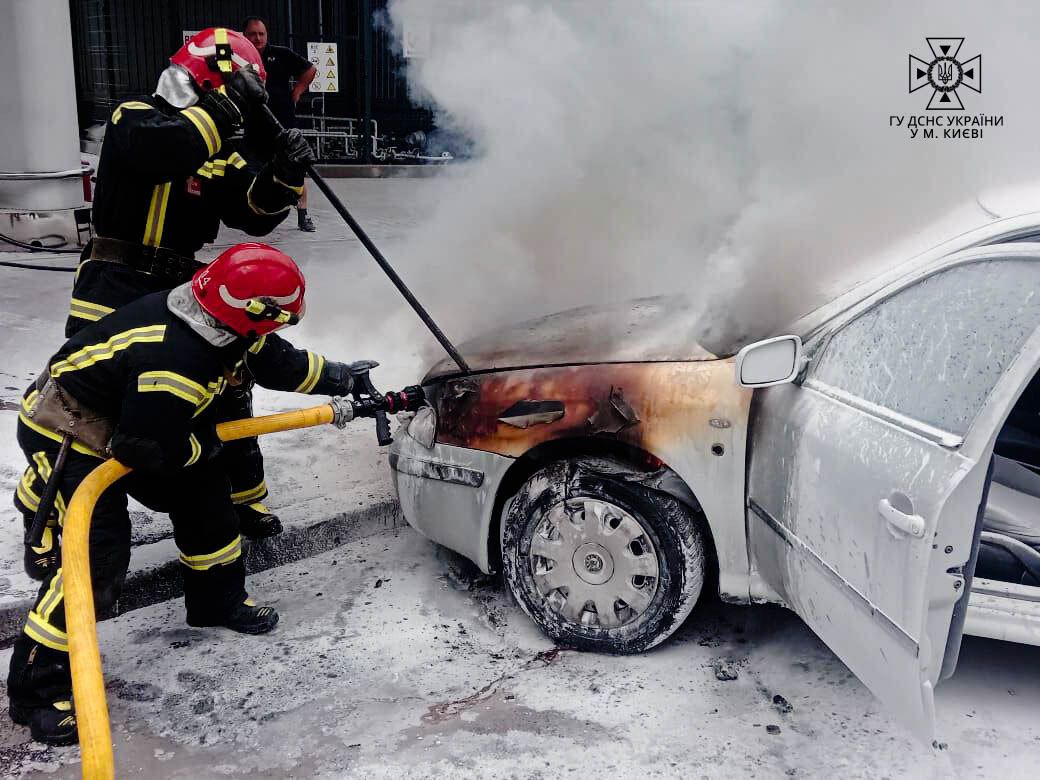 На Подолі в Києві на АЗС загорівся легковик. Фото і відео