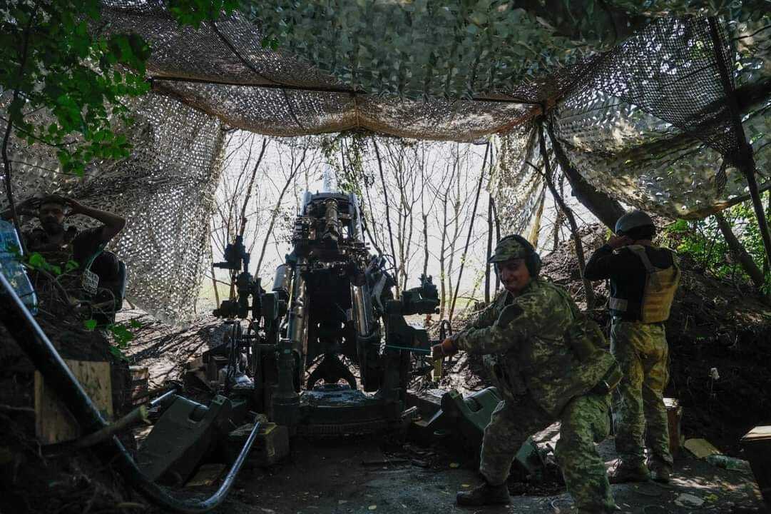 Нищать ворога вдень і вночі: Залужний показав кадри бойової роботи гаубиць M777. Фото і відео