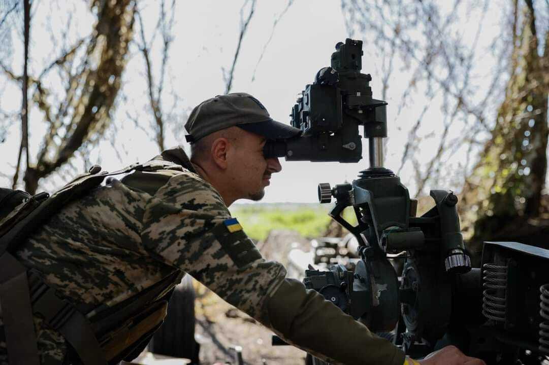 Нищать ворога вдень і вночі: Залужний показав кадри бойової роботи гаубиць M777. Фото і відео