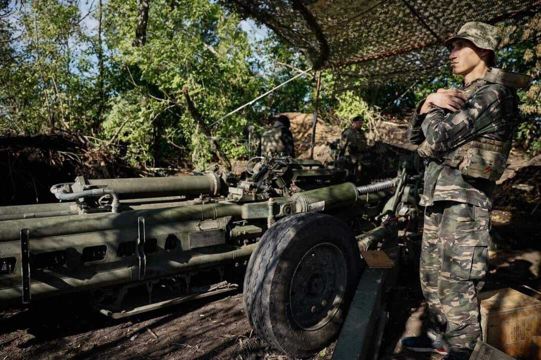 Нищать ворога вдень і вночі: Залужний показав кадри бойової роботи гаубиць M777. Фото і відео