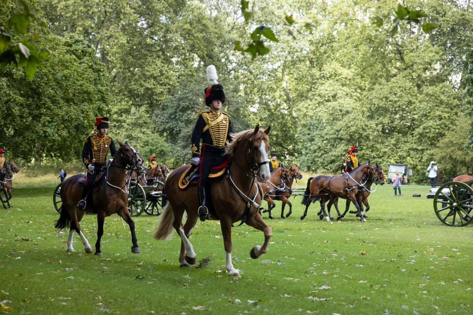 Салюти, Happy Birthday від оркестру та нові портрети: Камілла святкує перший день народження у статусі королеви. Фото