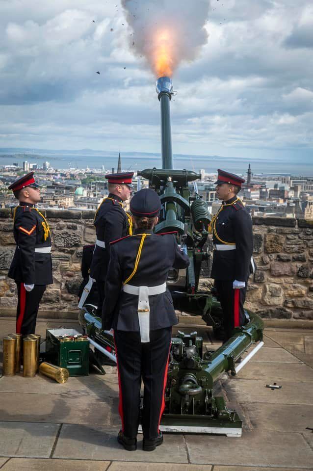 Салюти, Happy Birthday від оркестру та нові портрети: Камілла святкує перший день народження у статусі королеви. Фото