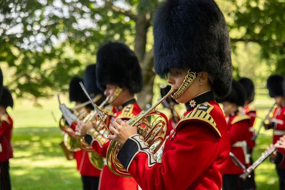 Салюти, Happy Birthday від оркестру та нові портрети: Камілла святкує перший день народження у статусі королеви. Фото