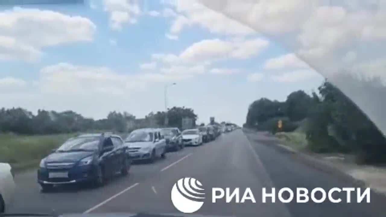 Росіяни почали тікати з Криму після вибухів на Керченському мосту, виникли затори. Відео