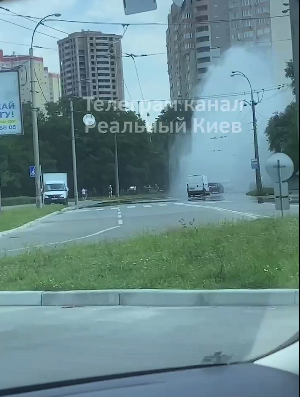 В Киеве из-за прорыва трубы посреди улицы образовался фонтан высотой до 20 метров. Видео