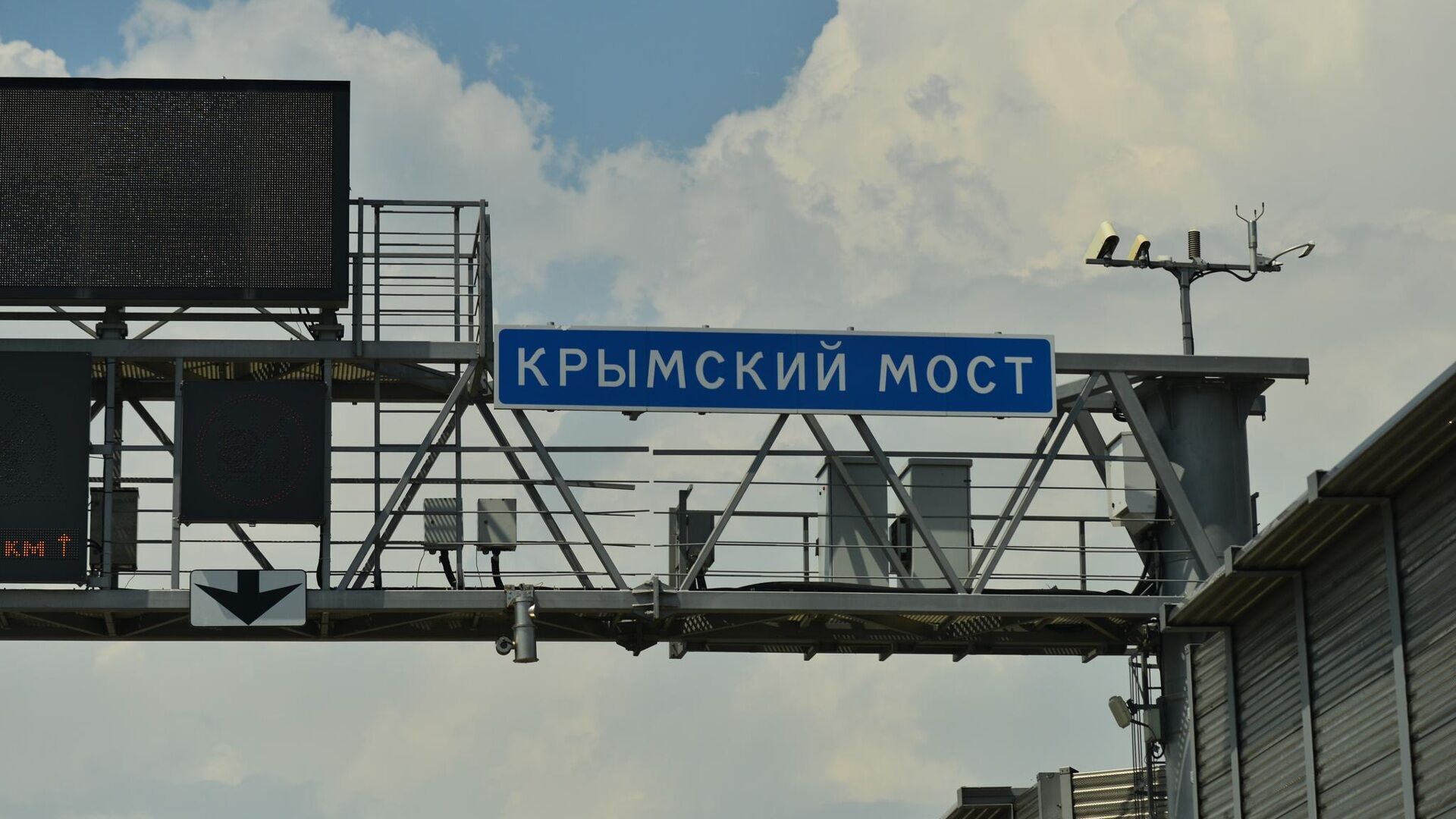 Росіяни терміново втікають із Криму, на переправі величезні черги: що відбувається на півострові після підриву мосту