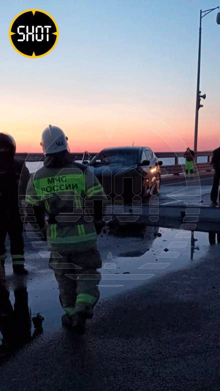 Надводні дрони атакували Кримський міст, обвалився один із прольотів: хронологія подій (оновлюється)