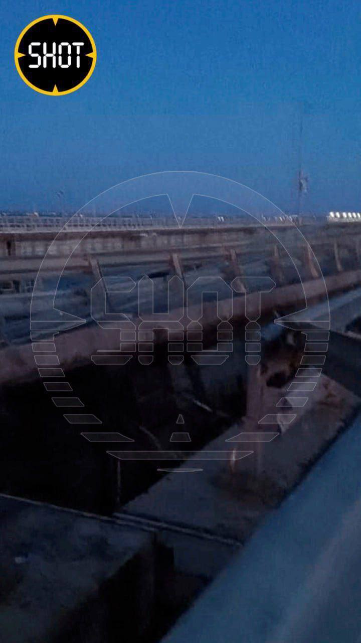 На Кримському мосту прогриміли вибухи, є руйнування і загиблі: рух перекрили, люди в паніці. Фото й відео 