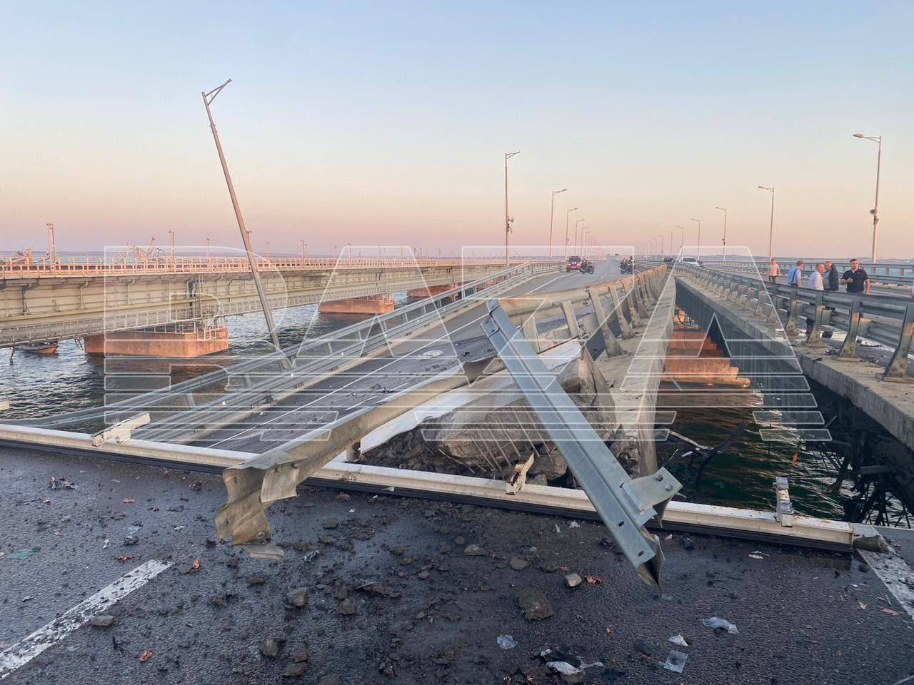 Обвалився один із прольотів, рух зупинено: з'явилися фото й відео наслідків вибухів на Кримському мосту