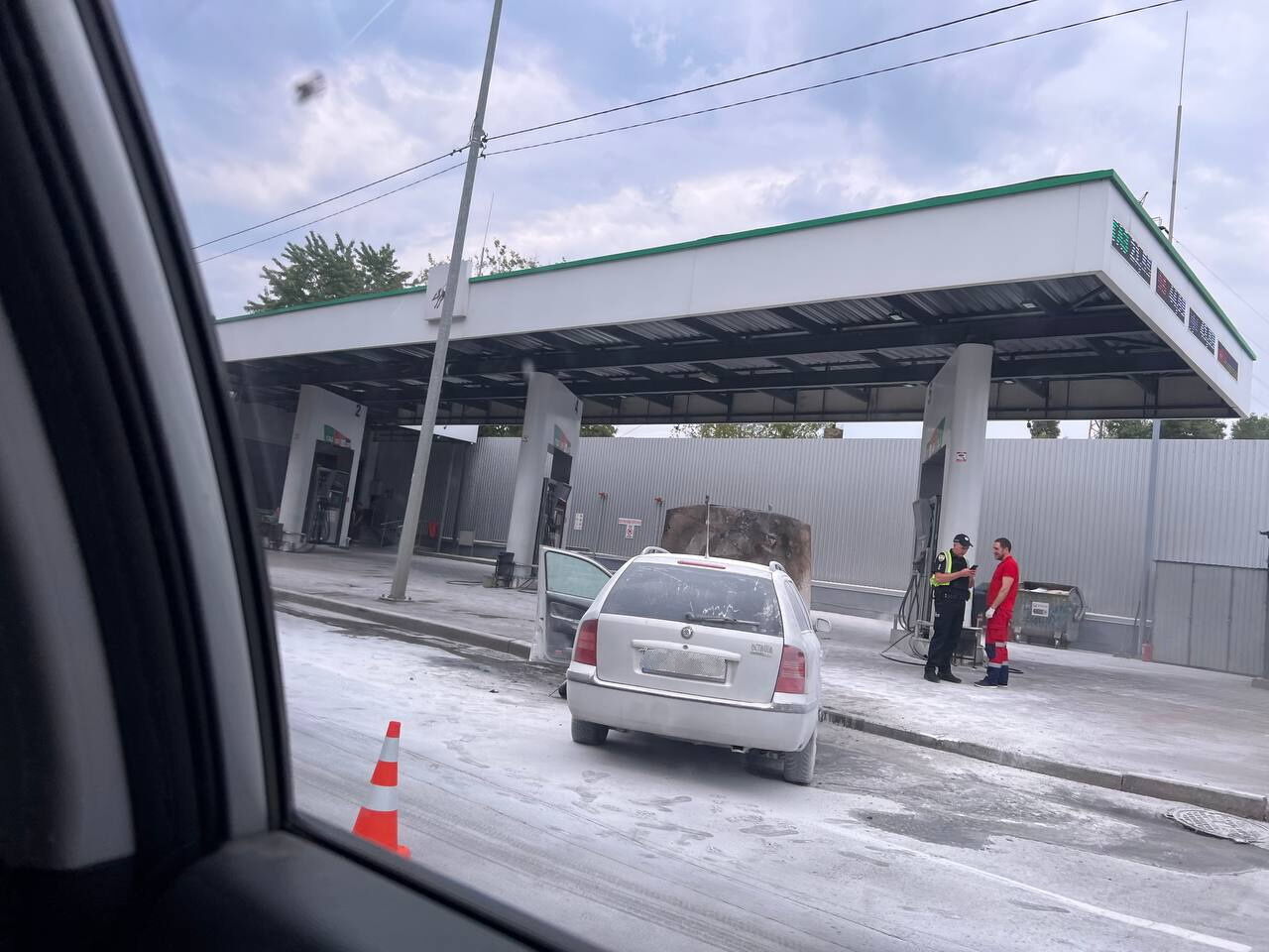 На Подолі в Києві на АЗС загорівся легковик. Фото і відео