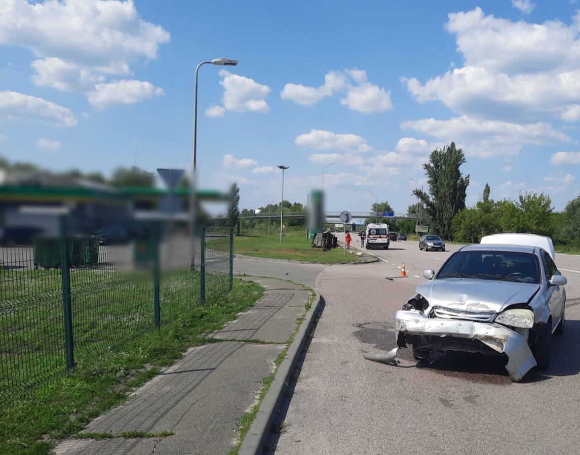 На Київщині після зіткнення із Chevrolet перекинувся Smart: є постраждалі. Фото