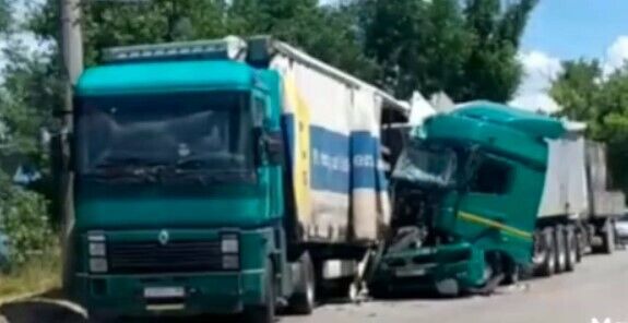 Окупанти перевозять через Маріуполь боєкомплекти в цивільних вантажівках. Відео