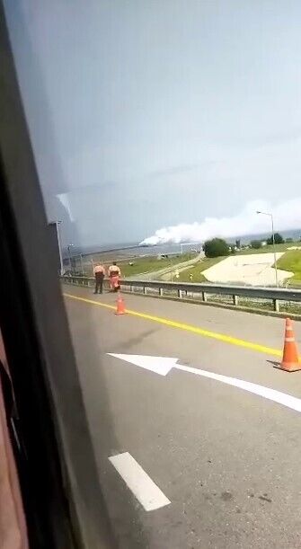 Виднівся дим: з'явилося відео перших хвилин після вибухів на Кримському мосту