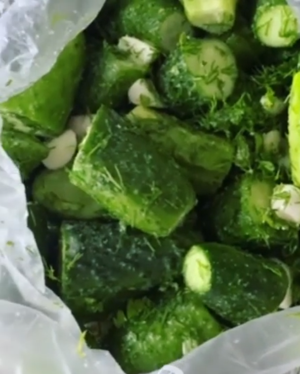 Хрусткі огірки сухого засолення в пакеті: можна їсти вже через 3 години 