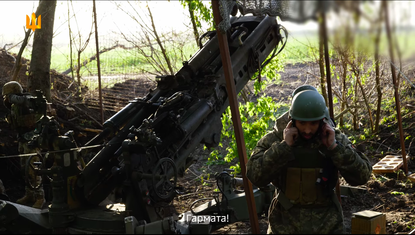Нищать ворога вдень і вночі: Залужний показав кадри бойової роботи гаубиць M777. Фото і відео