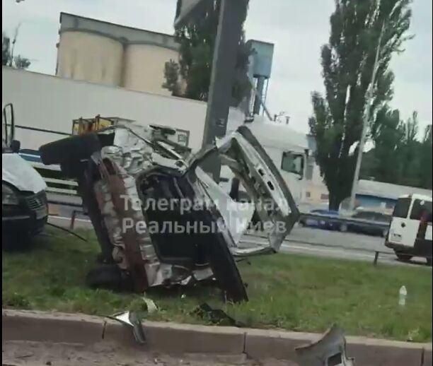 У вантажівки відірвало кузов, а легковик протаранив стовп: у Києві на Столичному шосе сталась ДТП. Відео