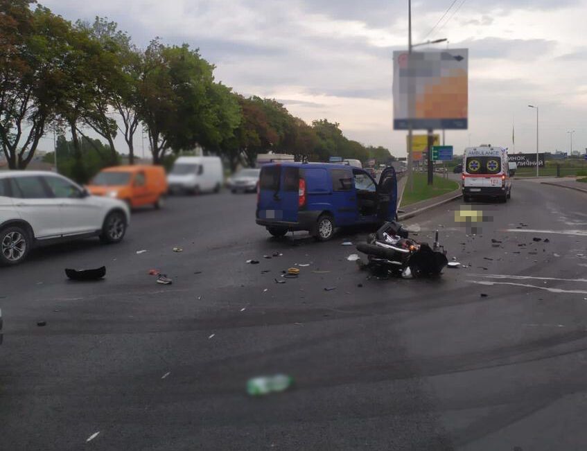 У Києві сталась аварія за участі легковика та мотоцикла: є загиблий. Фото