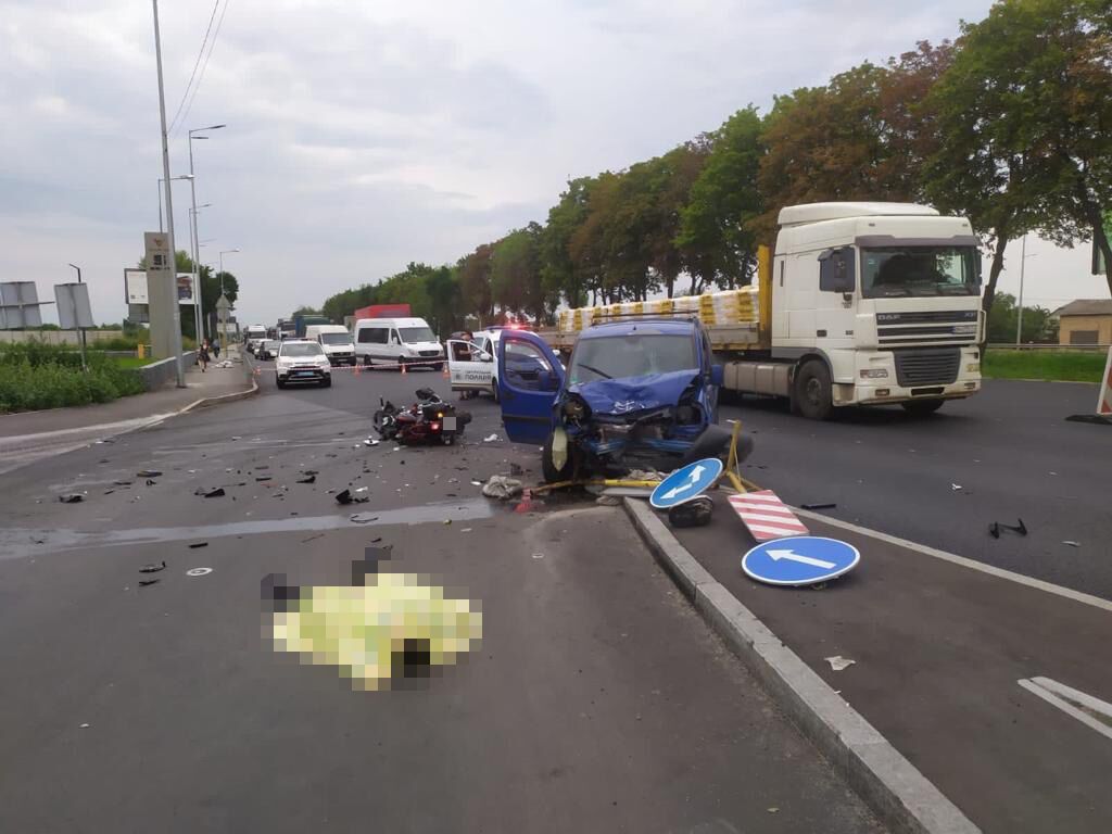 У Києві сталась аварія за участі легковика та мотоцикла: є загиблий. Фото