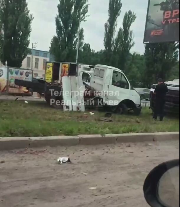 У вантажівки відірвало кузов, а легковик протаранив стовп: у Києві на Столичному шосе сталась ДТП. Відео