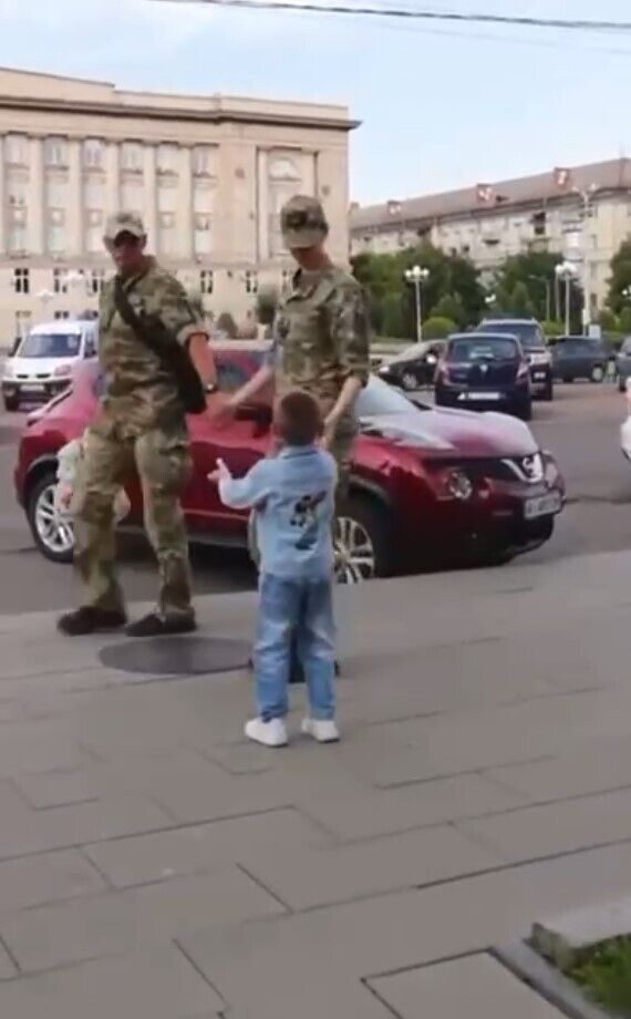 "Дякую за кожен день": маленький герой хіта про "Паску" зворушив військових вчинком. Відео 