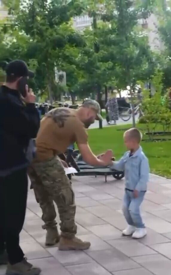 "Дякую за кожен день": маленький герой хіта про "Паску" зворушив військових вчинком. Відео 