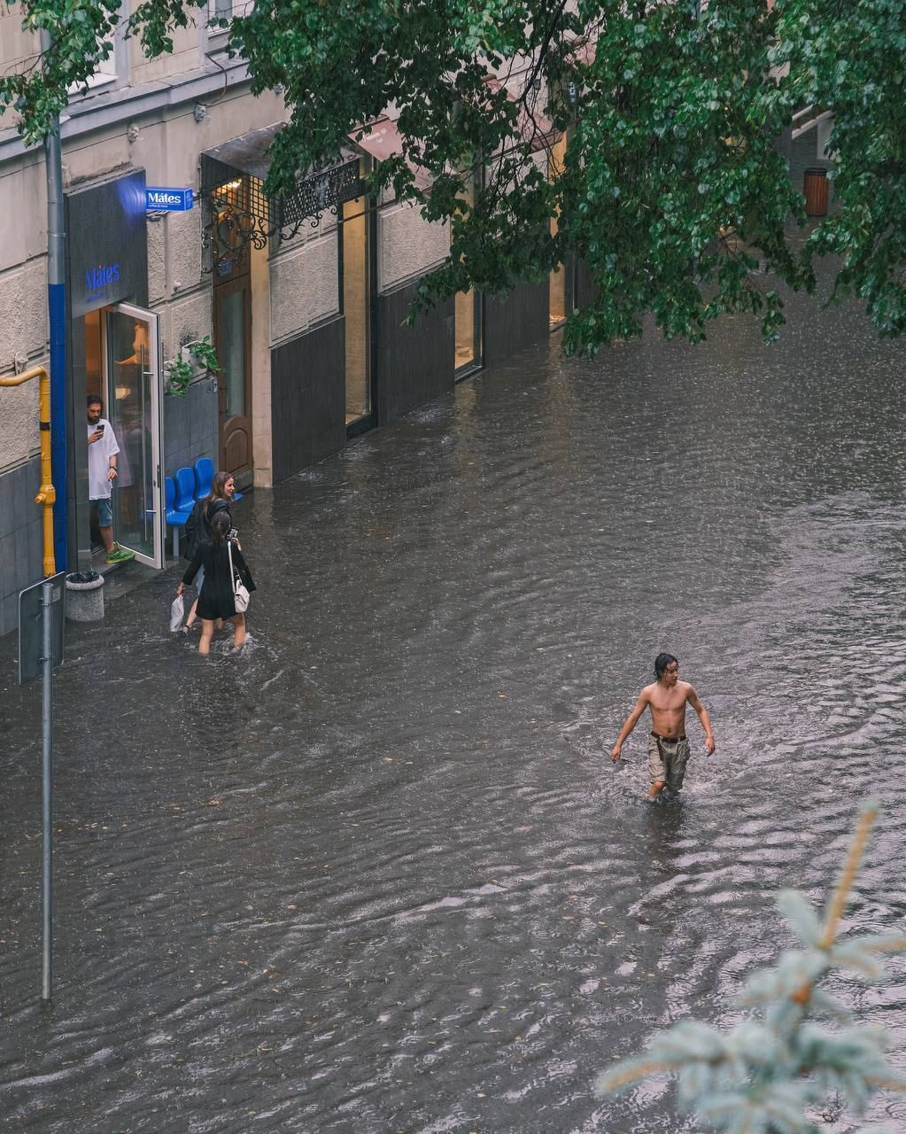 Москву затопил мощный ливень, улицы превратились в реки. Фото и видео мощной непогоды