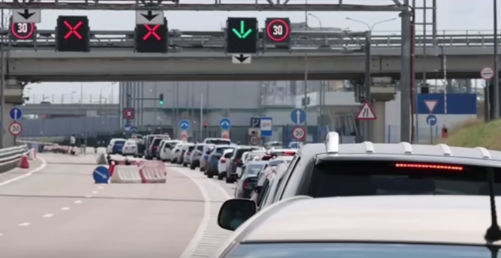 Черга на сотні автівок: як виглядає переправа через Керченську протоку. Фото