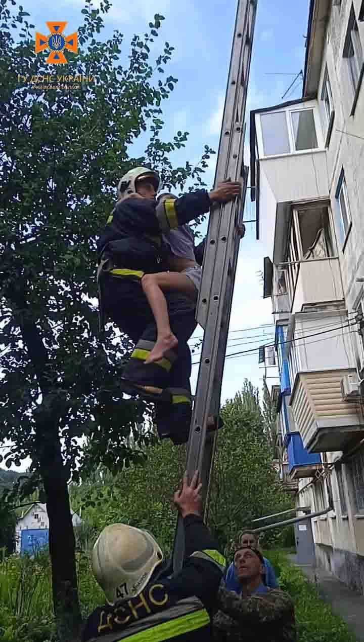 В Киевской области бойцы ГСЧС спасли 11-летнюю девочку во время пожара в многоэтажке. Фото