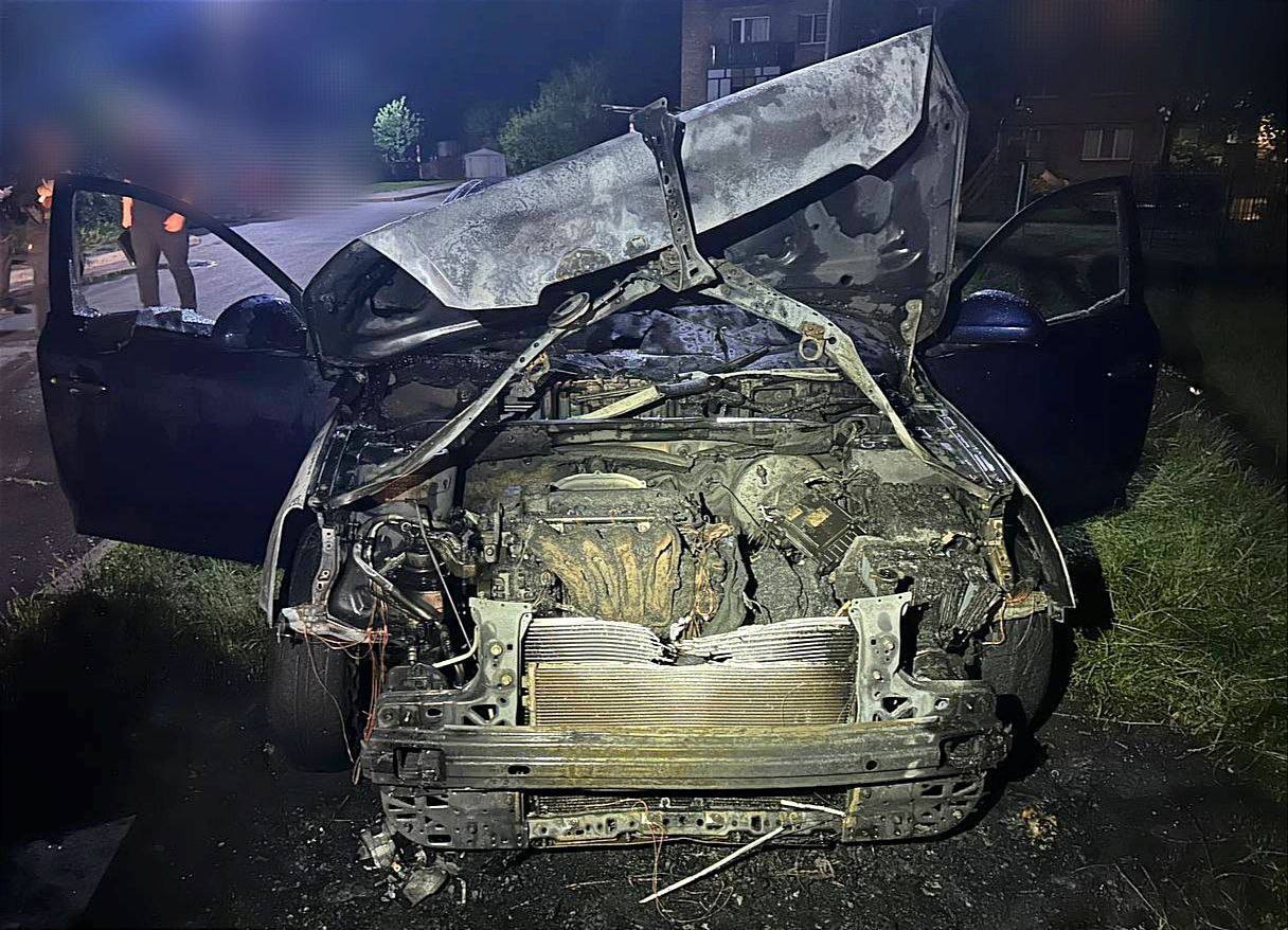 На Київщині двоє чоловіків через конфлікт спалили авто знайомого. Фото