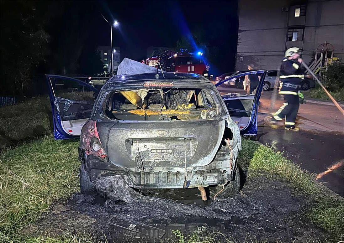В Киевской области двое мужчин из-за конфликта сожгли авто знакомого. Фото