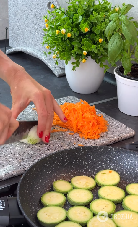 Вкусные кабачки на сковороде в соусе: очень быстро готовятся
