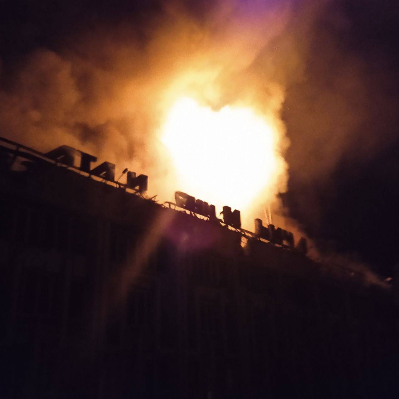 В окупованому Маріуполі пожежа: горить ПК Металургів. Фото і відео