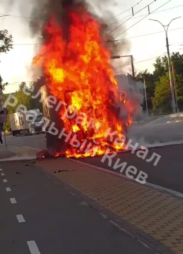 В Киеве во время движения загорелся грузовик. Видео