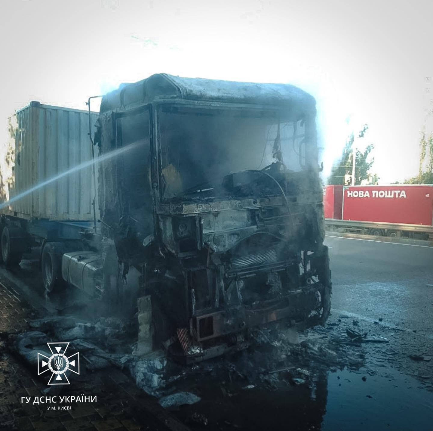 В Киеве во время движения загорелся грузовик. Видео