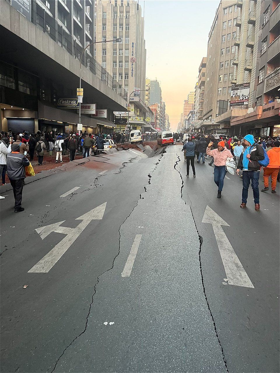 В центре крупнейшего города ЮАР раздался взрыв: есть пострадавшие. Фото и видео