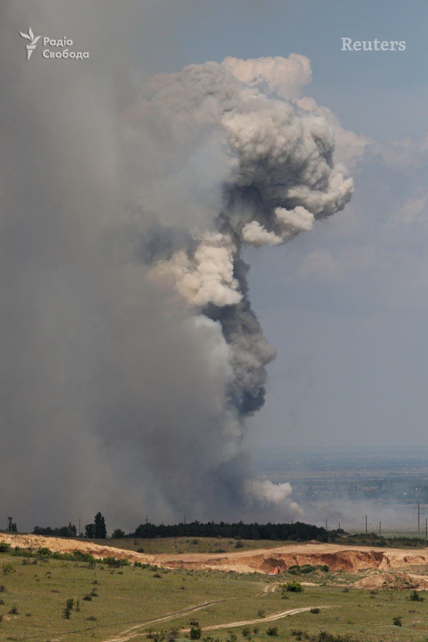 У Криму на військовому полігоні сталися вибухи, детонував склад БК: окупанти перекрили трасу, запланована евакуація. Відео