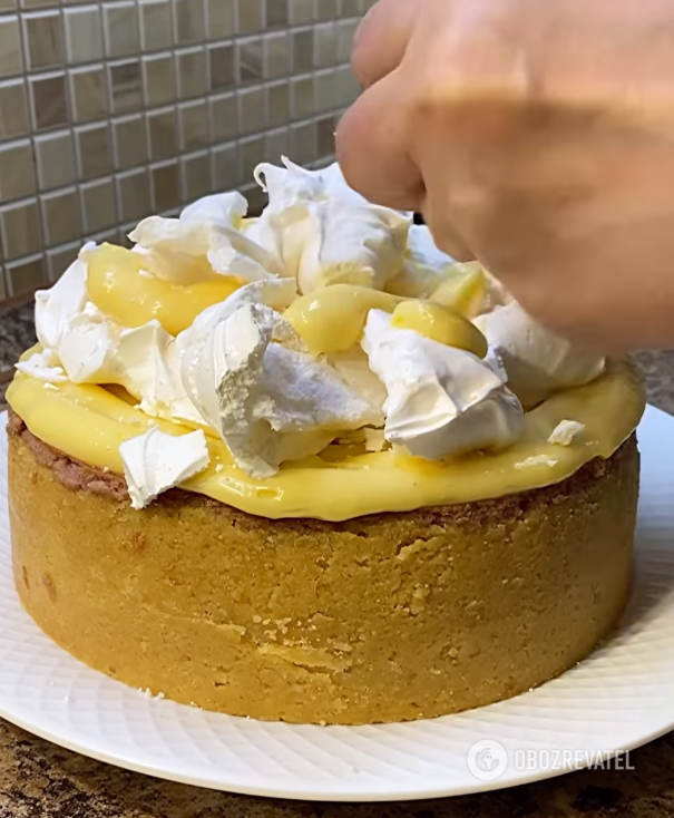 Ефектний ягідний чізкейк із лимонним курдом та меренгою: як приготувати
