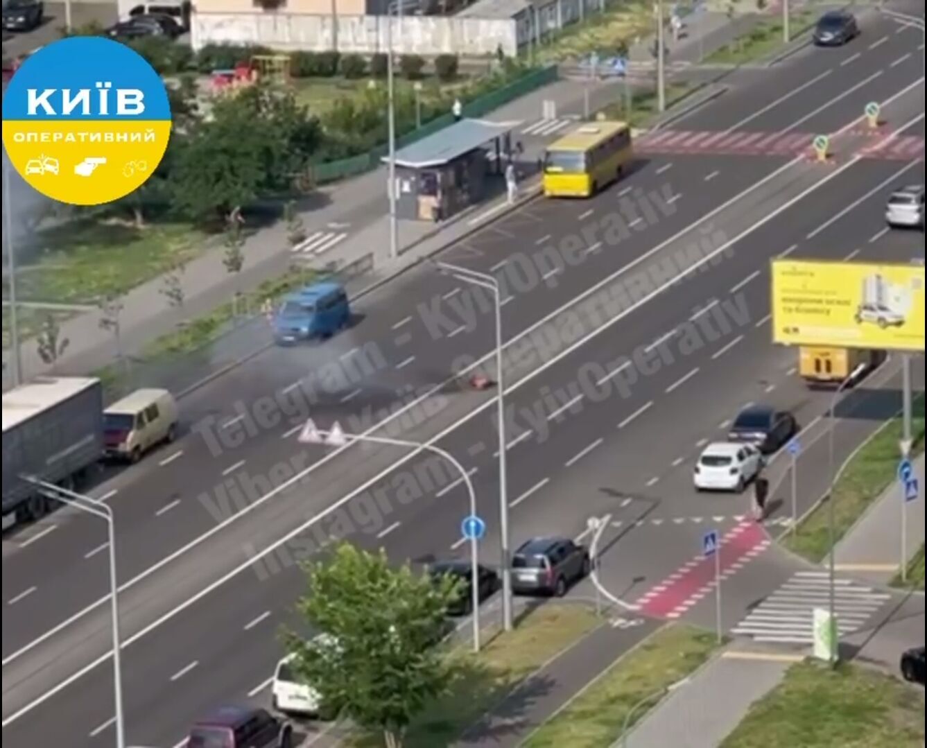 В Киеве на Троещине во время движения загорелся электросамокат. Видео