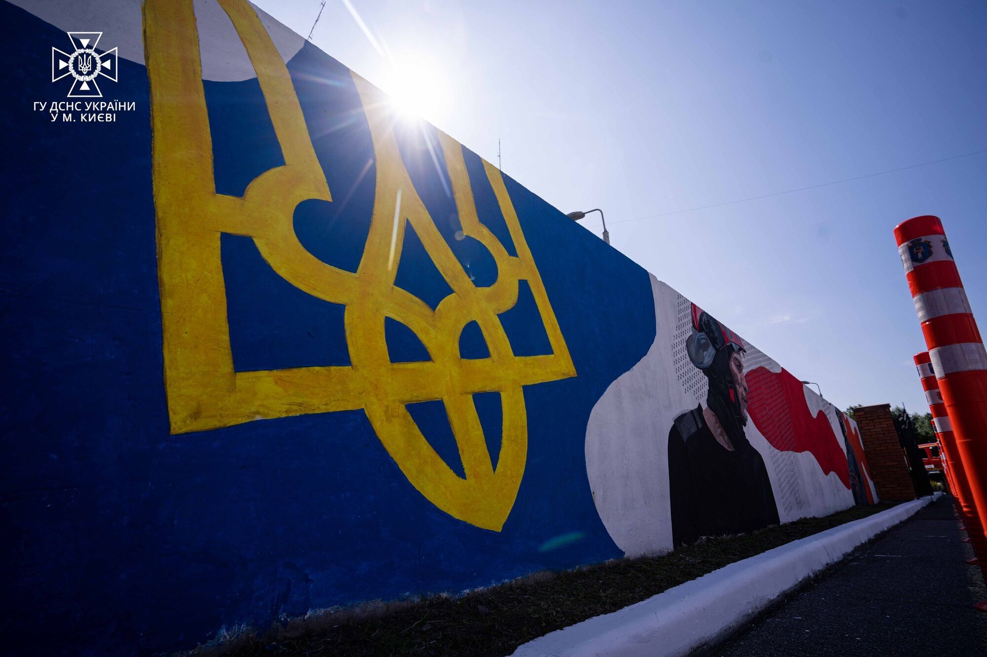 У Києві на Позняках з’явився новий мурал, присвячений українським рятувальникам. Фото