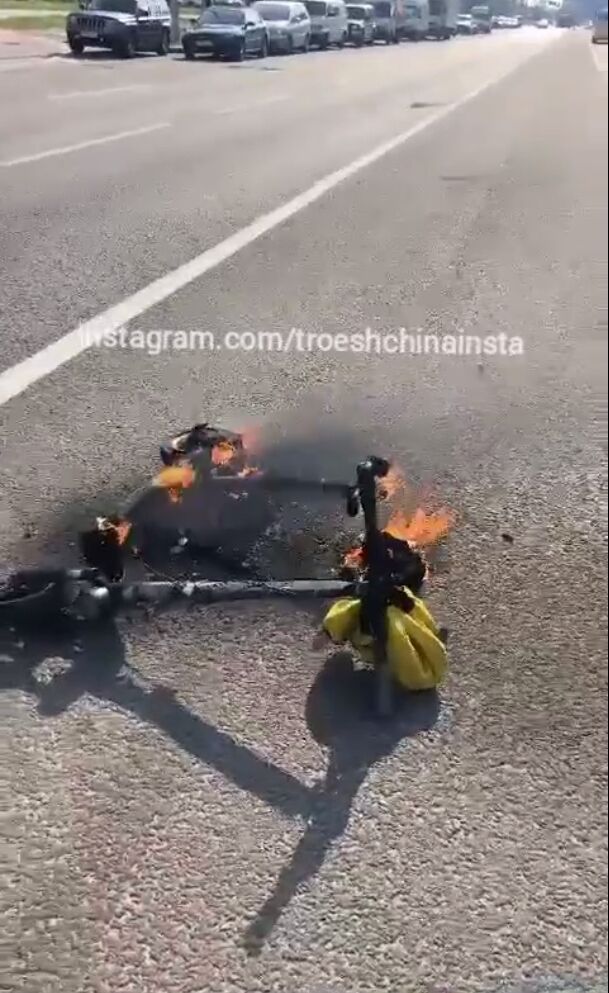 В Киеве на Троещине во время движения загорелся электросамокат. Видео