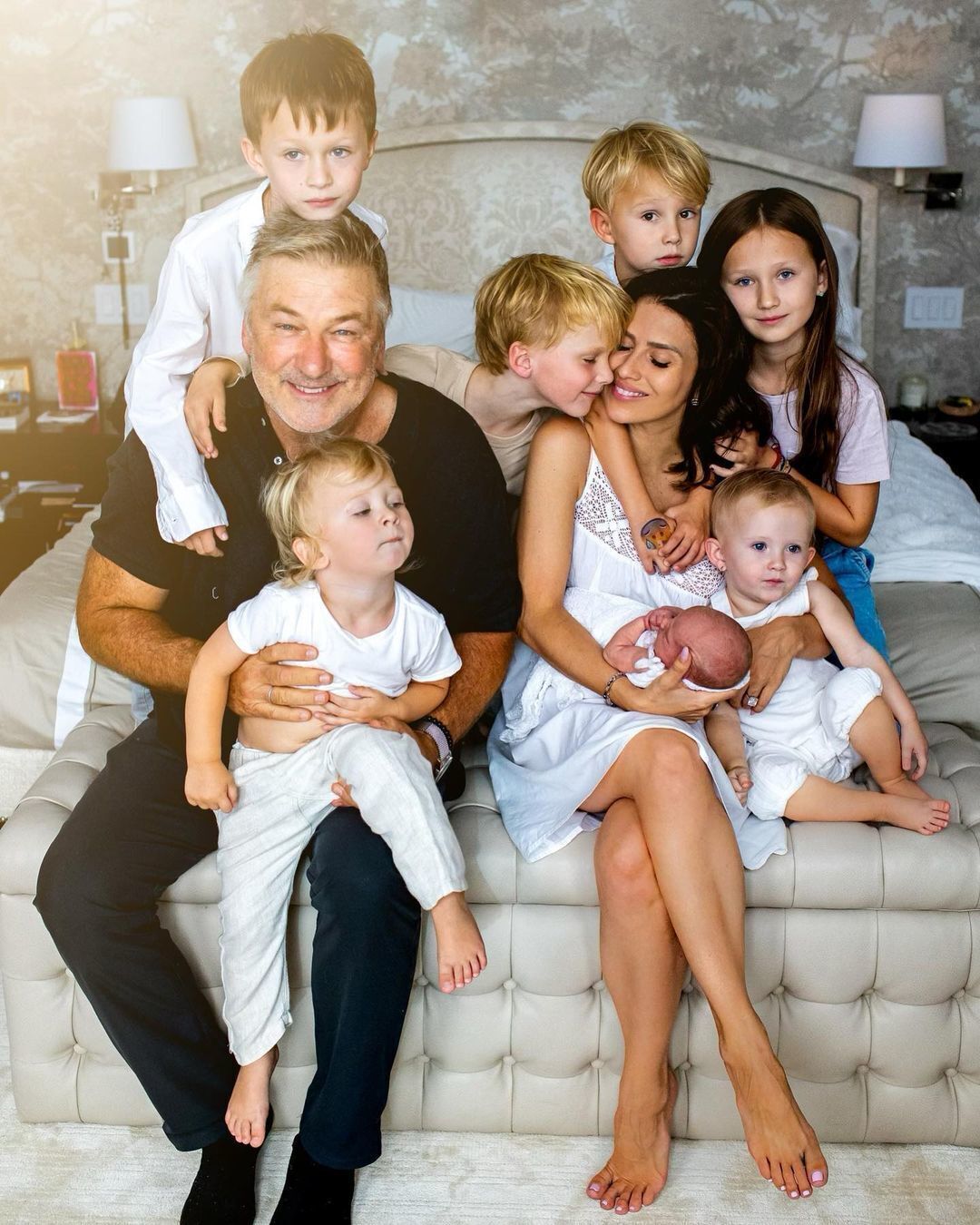 Их любви хватит на всех: шесть знаменитостей, которые воспитывают пять и больше детей. Фото