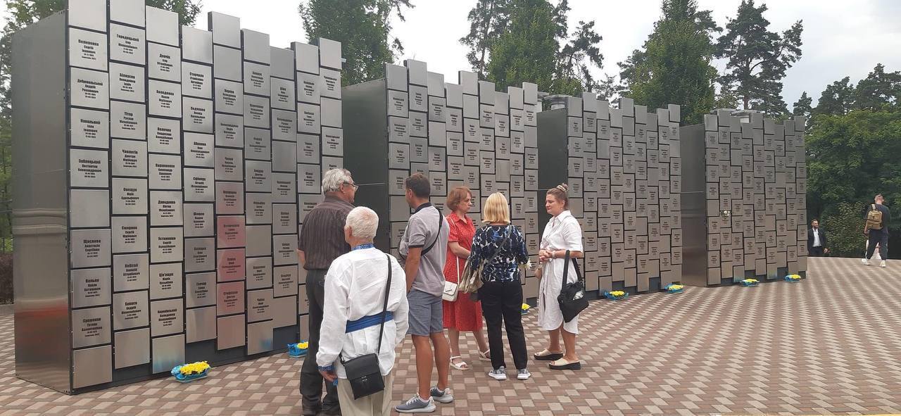 У Бучі з’явилась інсталяція, присвячена закатованим російськими окупантами українцям. Фото та відео