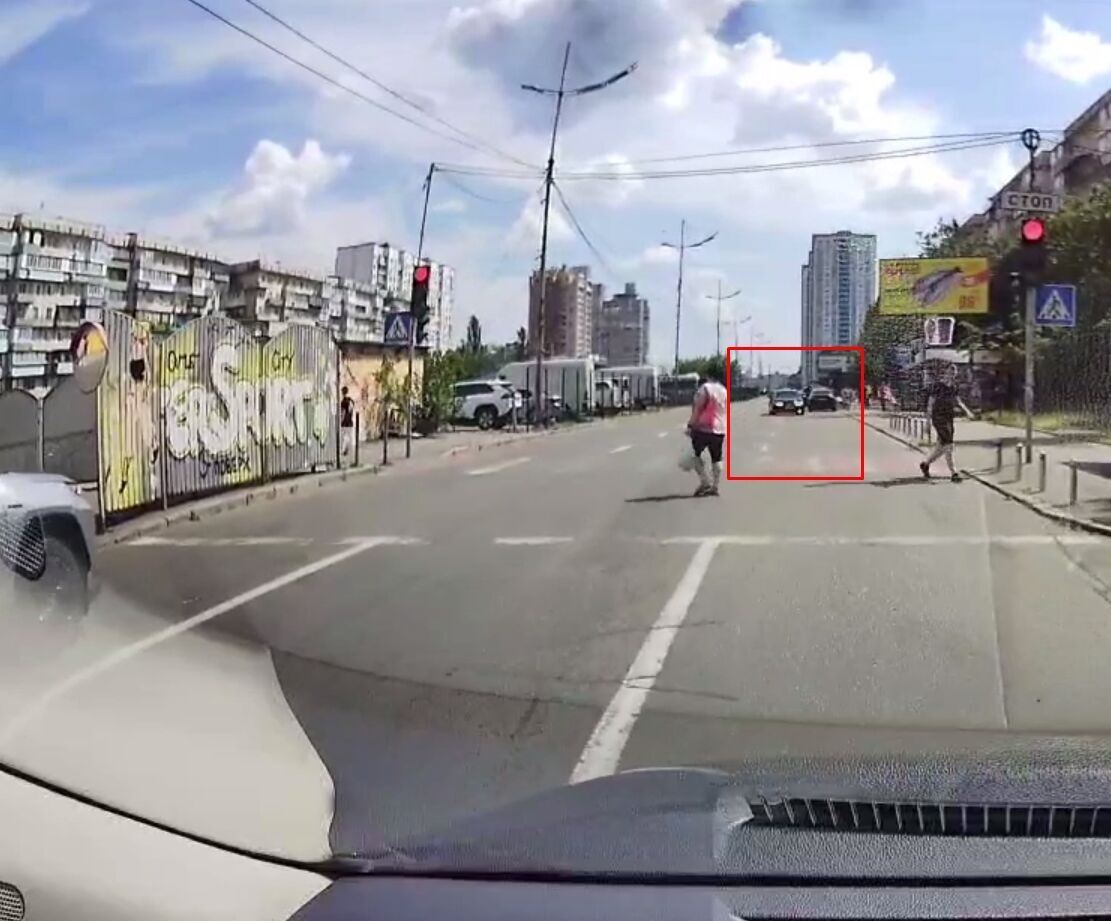 У Києві на Оболоні Lexus їздив по зустрічній смузі. Відео